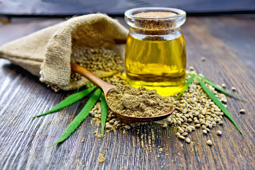 Uleiul de canepa iti mentine pielea tanara la orice varsta Uleiul de canepa iti mentine pielea tanara la orice varsta
